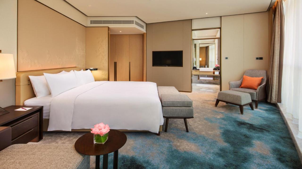 Отель Crowne Plaza Xiangxi Фэнхуан Экстерьер фото