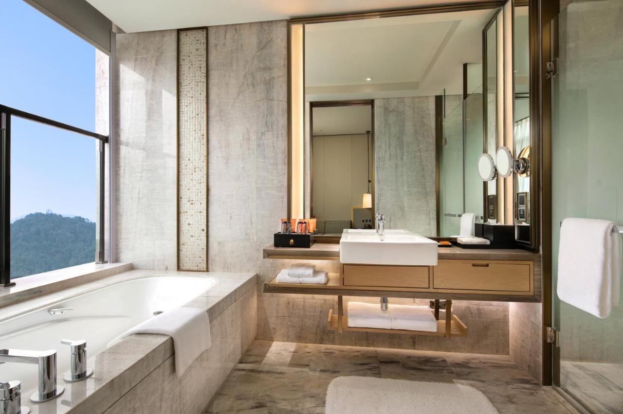 Отель Crowne Plaza Xiangxi Фэнхуан Экстерьер фото
