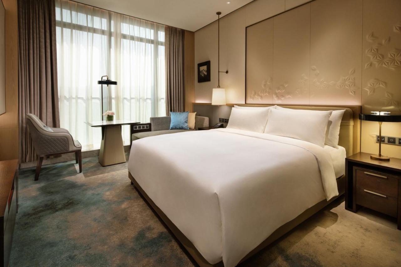 Отель Crowne Plaza Xiangxi Фэнхуан Экстерьер фото